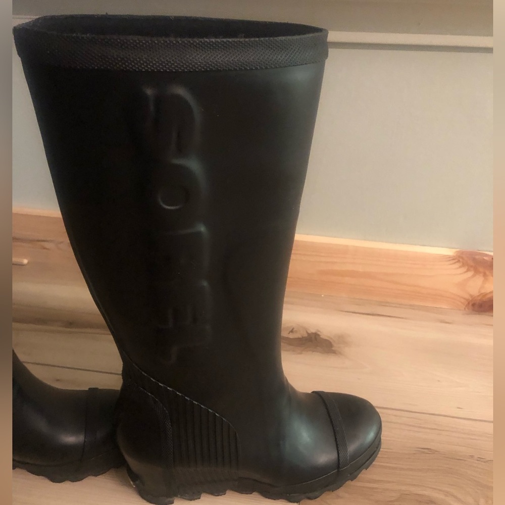 SOREL  8.5.  hidden wedge RAIN BOOTS